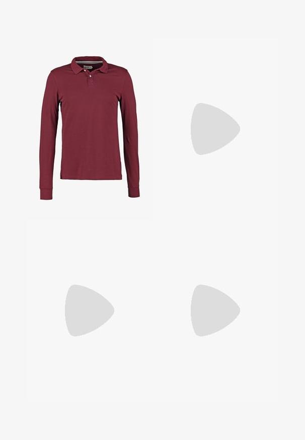 Langærmet polo skjorte i burgundy med klassisk krave, to-knap lukning og slidser i siden for bedre bevægelse. Glat bomuldsstof.; Slim-fit jeans i mørk denimvask, med fem lommer, bæltestropper og lynlås. Glat tekstur med minimal fading og syningsdetaljer.; Bordeaux lædersko med brune gummisåler, rund tå, hvid syning og gyldne snøringer. Indersiden har et gult for.; Sort nylon crossover taske med justerbar rem, lynlåslommer og en frontklap. Har en metalspænde og en subtil tekstur.