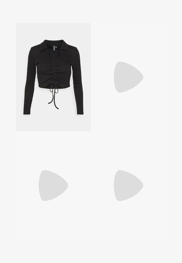 Pieces Petite PCTEGAN - Pikkade varrukatega topp - black; Mustade täppidega seelik, kõrge vöökoht, nööpide eesmine kinnitamine, põlve pikkus, valmistatud sileda tekstuuriga ja peene langevusega kangast.; Mustad mustekad jalatsid sileda, mati nahaga pealispinnaga, avatud varvastega, laia rihmaga päka kohal ja kitsase, ruudukujulise kontsaga.; Mustmust värvi nahk-käekott, kolmnurkse kujuga, kaldega klapp ja ümar pehandle. Omab siledat tekstuuri ja minimalistikku kujundust.