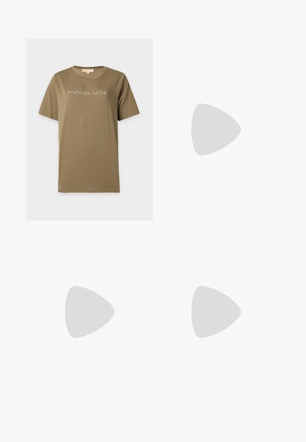 T-shirt vert olive à manches courtes avec de petits clous dispersés et le logo "MICHAEL KORS" imprimé en lettres métalliques sur la poitrine.; Jean en denim bleu avec une coupe droite, présentant des zones décolorées, un design à cinq poches et une fermeture en métal à la taille.; Chaussure à talon haut en cuir noir avec bout pointu et capuchon argenté métallique. Présente une finition lisse et un talon fin de 10 cm.; Pochette Michael Kors marron et beige avec une bande verticale blanche, un logo doré et une sangle de poignet amovible sur fond uni.