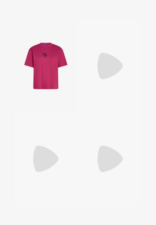 Camiseta de manga corta magenta con cuello redondo y pequeño logo negro de KL impreso en el centro del frente.; Pantalones de mezclilla negros de pierna ancha con cintura alta, que presentan pliegues frontales, un cierre de botón y costuras en contraste en los dobladillos.; Botín negro de piel con puntera puntiaguda, tacón bajo tipo «kitten» y detalle de escritura plateada cerca del talón.; Bolso de hombro negro de cuero con textura de cocodrilo, con correas largas y un pequeño colgante de logo plateado en una correa.
