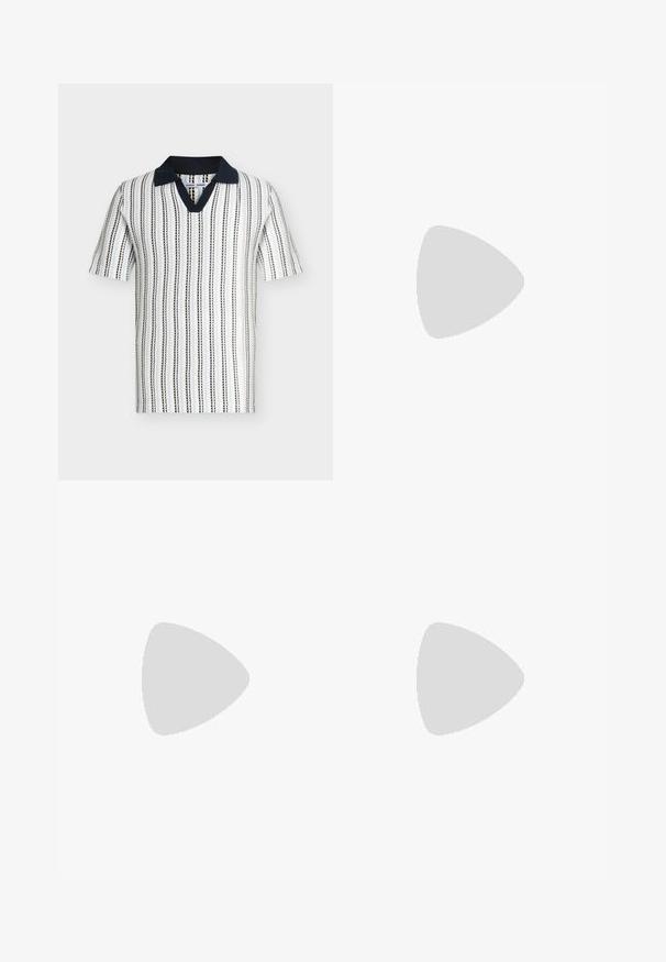 Polo de punto de manga corta con rayas verticales negras y azules sobre fondo blanco, con cuello sólido de color azul marino oscuro y abertura en V.; Pantalones cargo blancos de algodón, con un diseño de pierna ancha, bolsillos laterales y un estilo tradicional de cinco bolsillos con cierre de botón.; Sandalia deslizante de cuero negro con tres tiras cruzadas, suela plana y textura suave, suspendida sobre una alfombra de fibra natural tejida.; Cinturón de cuero marrón oscuro con hebilla metálica plateada, enrollado y colocado plano sobre un fondo blanco.