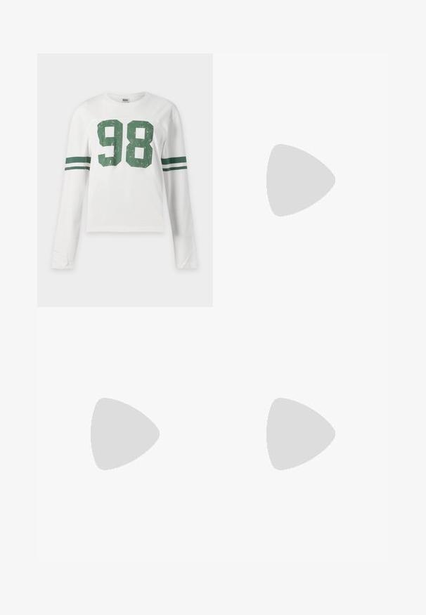 Hvid langærmet skjorte med grønt nummer 98 på fronten og to grønne striber på hver ærme.; Lysegrå sweatpants med vide ben, pink stribet linning, snor, sideslidser og hvid Nike-logo på venstre lår.; Grønne kanvas sko med sorte snørebånd og sideliste. Har en rund tå, gummisål og kontrasterende hvid syning. Klassisk sneaker design.; Mørkegrøn ruskinds tote taske med et afslappet design, som har brede, bløde håndtag og en glat tekstur. Minimalistisk konstruktion uden synligt hardware.