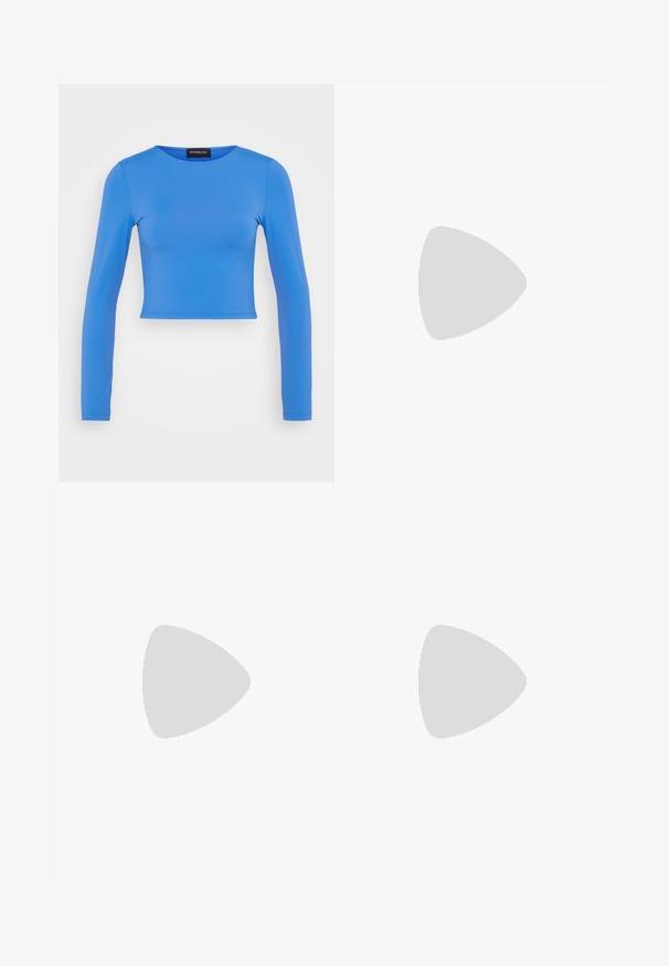Top corto de manga larga azul, hecho de un tejido suave y elástico, con un cuello redondeado y costuras sin costura. Sin adornos ni patrones.; Pantalones de cuero sintético negro con textura de cocodrilo, que presentan un diseño de pierna recta y cierre frontal con botón.; Zapatillas negras de plataforma con un acabado brillante de charol, que cuentan con suelas de goma gruesas, diseño de cordones y un detalle de logotipo en el lateral.; Bolso de mano negro y plateado con una superficie texturizada que presenta un patrón de diamante, un asa anudada y una forma estructurada.