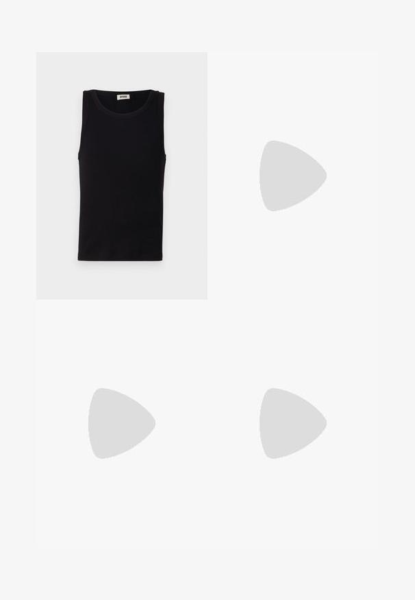 Sort sansædet tanktop lavet af blød bomuld. Har en rund halsudskæring og lige pasform, med minimal syningdetalje.; Denim shorts i en mellemblå farve, med høj talje, to forlommer og en sidelomme med strop. Glat tekstur, afslappet design.; Skinnende sort læderloafer med remdetalje, placeret på beige tæppe nær et rundt brunt sofabord i et blødt oplyst rum.; Sort stof crossbody tas med et rødt logo patch, med en lynlåslukning på toppen, en frontlomme med klap og en justerbar rem.
