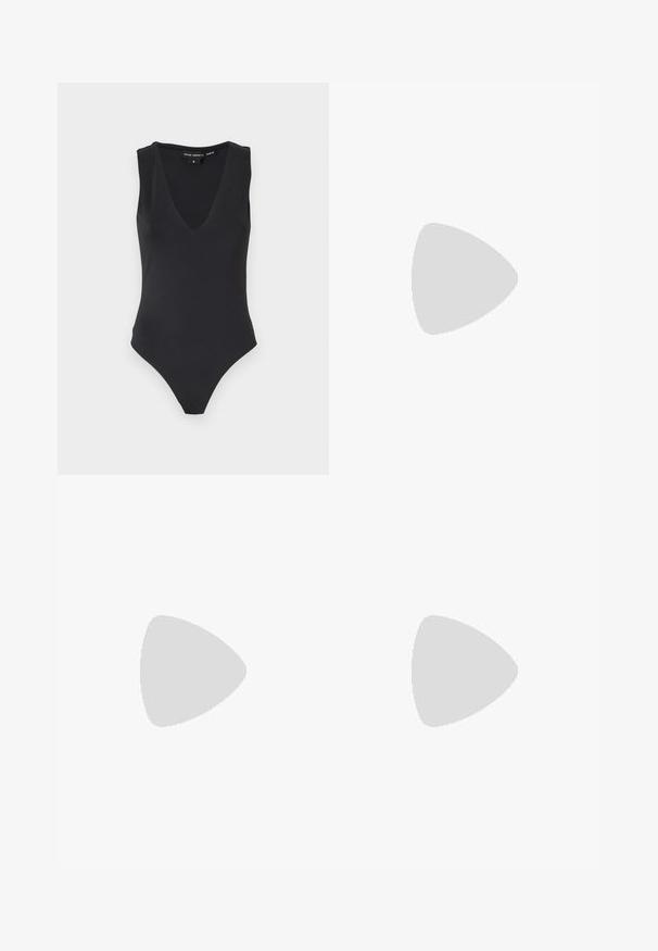 Good American SCUBA DEEP V TANK BODYSUIT - Top - black; Džíny s vysokým pásom a širokými nohavicami v tmavomodrej džínsovej látke s predným zapínaním na gombík a zips, pútkami na opasok a bočnými vreckami.; Čierna lodička na vysokom podpätku so sieťovanou vrchnou časťou s hexagonálnymi vzormi a špicatou špičkou na bielom pozadí.; Čierna kožená kabelka s vrúbkovou textúrou, strieborným kovovým rámom, uzáverom na pobozkanie a retiazkou na nosenie. Hladký, jemný povrch.