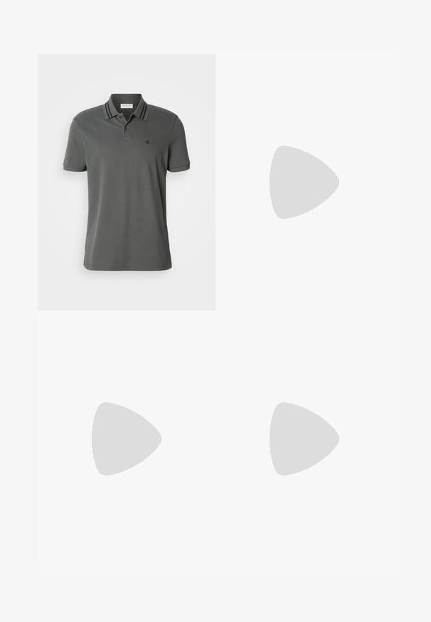 Camisa polo gris con cuello acanalado que presenta rayas marinas, mangas cortas y un pequeño logo bordado en el pecho. Textura suave.; Vaqueros de mezclilla azul con corte ajustado, cinco bolsillos, cierre con botones y sutiles desgastes en los muslos y las rodillas.; Zapatilla de gamuza beige con cordones y logotipo "ck", mostrada flotando sobre un suelo de hormigón pulido con una pared de bloques de vidrio al fondo.; Trinchera beige con una abertura en la espalda, combinada con jeans negros y zapatos negros brillantes; un pequeño bolso gris de hombro con un logo.