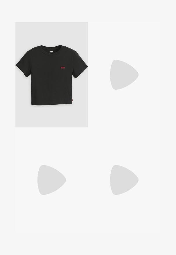 Schwarzes, kurzärmeliges, kurzes Levi's T-Shirt mit Rundhalsausschnitt und kleinem rotem Levi's-Logo auf der linken Brust.; Schwarze Denim-Jeans mit geradem Bein, hoher Taille, vorderem Knopf und Reißverschluss sowie fünf Taschen auf weißem Hintergrund.; Schwarze Sneaker aus Wildleder und Canvas, mit einer runden Zehenpartie, flachem Schnürdesign und einer dicken Gummisohle mit subtiler Markenkennzeichnung.; Schwarzer Leder Gürtel mit glatter Textur, ovaler silberner Metallschnalle und mehreren Einstelllöchern entlang des Riemens. Flaches, minimalistisches Design.