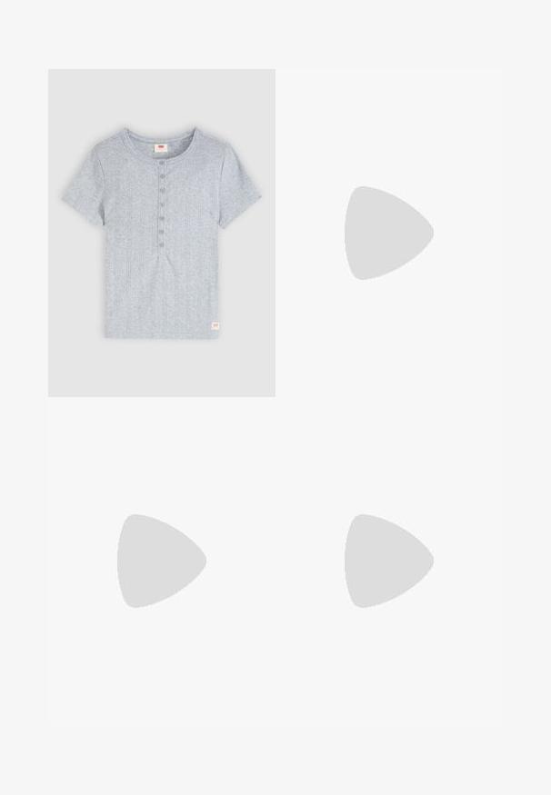 Camiseta de manga corta gris claro con acabado acanalado, cuello redondo y seis botones en la parte delantera, con una pequeña etiqueta roja con el logo de Levi's en el dobladillo inferior.; Jeans de mezclilla azul oscuro con un ajuste holgado, costuras claras, cinco bolsillos y un cierre de botón en la cintura.; Persona vestida con pantalones sueltos de color gris oscuro y zapatos negros sin cordones, de pie sobre un suelo de madera clara contra una pared lisa.; Bolsa de tela gris oscuro con un asa curva, textura suave y forma redondeada. Sin hardware ni adornos visibles.