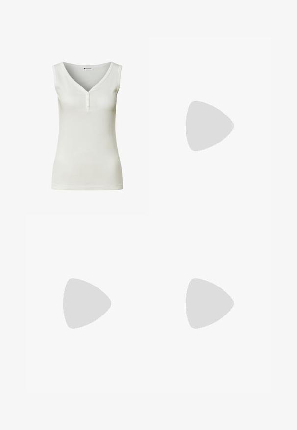 Ærmeløs hvid ribbet tanktop med V-udskæring og tre knapper på frontlisten, vist på en ensfarvet baggrund.; Lyseblå denimshorts med høj talje, fire lommer og knaplukning. Har en klassisk lige ben stil og frynset kant.; Fod iført flettet mørkebrunt lædersandal med justerbar spænde, hvilende nær en brun sofa på et lyst gulv.; Rektangulære skildpadde-solbriller med brune tonede linser og en tyk ramme.