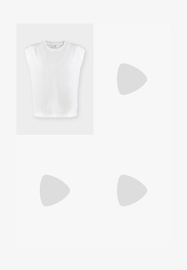 Top blanco sin mangas con hombreras acolchadas, escote redondo y una pequeña etiqueta de la marca en la costura lateral izquierda.; Pantalones beige de corte holgado con cintura elástica y cordón, confeccionados en tela ligera y texturizada, con piernas estrechas.; Mules negros de punta puntiaguda con tacón bajo y una correa ajustable con hebilla. Material de cuero liso con acabado brillante.; Un par de pendientes de aro en forma de media luna pulidos en plata, con respaldos de plástico transparente, sobre una superficie blanca.