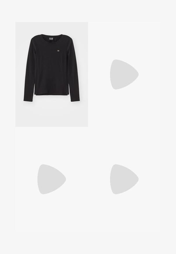 Sort langærmet top lavet af blødt materiale. Har en rund halsudskæring og et lille logo på venstre bryst. Glat tekstur, afslappet pasform.; Sorte sweatpants med snor i taljen, elastiske manchetter og et lille guld logo på venstre side. Blødt stof med en glat tekstur.; Hvide sporty sneakers med en tekstureret overdel, snørebåndslukning og en kraftig sål med en sort gummisål og gennemsigtige detaljer.; Sort læder-rygsæk med snøre, med for- og sidelommer med lynlås, med præget "EA7 Emporio Armani" logo på frontlommen.