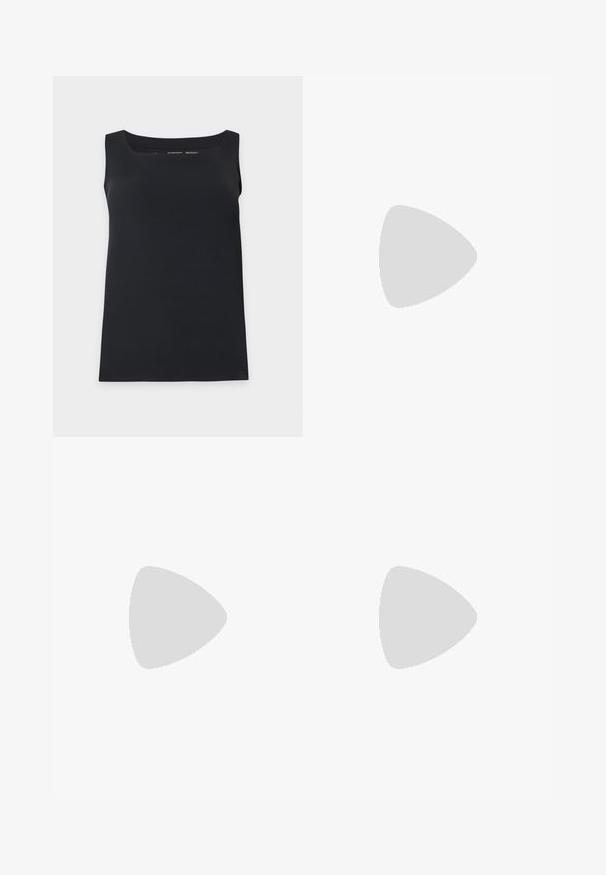 Zwart mouwloos hemdje met een vierkante halslijn, afgebeeld op een effen lichte achtergrond.; Witte gelaagde maxi-rok van lichtgewicht stof, met een elastische tailleband en een vloeiende textuur met subtiele plooidetails.; Zwarte sandaal met bandjes, vierkante teen en een lage blokhak. Voorzien van meerdere dunne bandjes en een verstelbare enkelband. Gemaakt van zacht leer.; Zilverkleurige metalen creolen oorbellen met een glad, licht gebogen oppervlak en sluitingen met haaksluiting op een effen witte achtergrond.