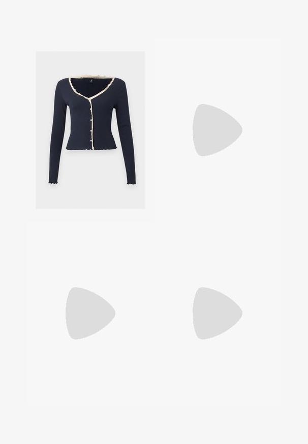 Marineblå langærmet kort cardigan med beige flæsekanter, V-udskæring og frontknapper på ensartet lys baggrund.; Lysblå flagrende jeans lavet af denim med midt-høj talje, med forlommer og syninger langs sømme og kanter.; Hvid spids slingback flad sko med to sølvspænder, vist udendørs på tekstureret underlag og flisebelagt væg baggrund.; Håndtaske i cremefarvet stof med sorte polkaprikker og en enkelt skulderrem, vist mod en ensfarvet hvid baggrund.