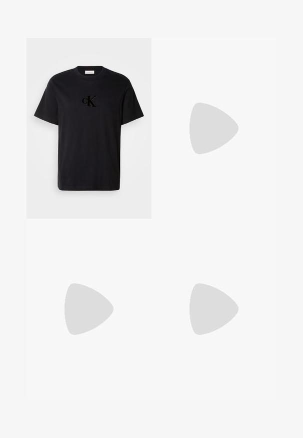 Schwarzes Baumwoll-T-Shirt mit einem strukturierten, gestickten "cK"-Logo auf der Brust. Klassischer Rundhalsausschnitt, kurze Ärmel und gerader Saum.; Schwarze Jeans aus Denim mit schmaler Passform, fünf Taschen und Knopfverschluss. Mit einem subtilen Verblassen und Nähakzenten an den Taschen.; Schwarze Leder-Stiefelette mit elastischen Seiteneinsätzen, Zugschlaufe an der Ferse und niedrigem Blockabsatz vor einem schlichten Hintergrund.; Schwarze und graue Calvin Klein Umhängetasche mit Karomuster, Frontreißverschlusstasche und verstellbarem Riemen vor weißem Hintergrund.