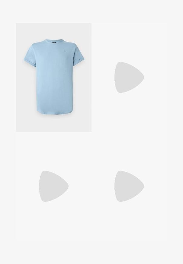 Lysblå T-shirt med kortærmer og rund hals med et lille tonalt logo på venstre bryst og let optrukne ærmekanter.; Mørkeblå slim-fit bukser med bælteløkker, frontknap og forlommer, præsenteret på en hvid baggrund.; Hvide lædersneakers med en tekstureret overdel, rund tå, minimalisk design og en gummisål med syede detaljer.; Sort vævet stof taske med en buet form, der har en glat sort rem og en struktureret overflade. Velegnet til crossbody eller hoftebæring.