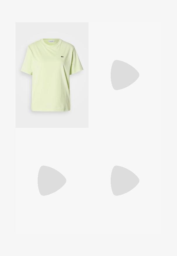 Lichtgeel katoenen T-shirt met een ronde hals, korte mouwen en een klein groen Lacoste-logo op de borst. Eenvoudig ontwerp en zachte textuur.; Donkerblauwe wijde jeans gemaakt van denim. Beschikt over een gestikt tailleband, vijf zakken en een ritssluiting met een metalen knoopsluiting.; Bruine leren instappers met een gladde afwerking, voorzien van een geaccentueerd bruine suède detail, veters en een rubberen zool. Zijaanzicht.; Beige leren bucketbag met een handvat bovenaan, verstelbare schouderriem en zilverkleurige sluiting op een egale achtergrond.