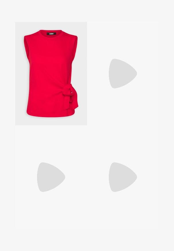Zign Camiseta estampada - red; Pantalones vaqueros de pierna ancha fabricados en denim azul oscuro. Presentan una cintura alta, diseño de cinco bolsillos y costuras sutiles en las costuras.; Mocasines de cuero negro con un diseño bordado, con un detalle de doble hebilla y un tacón ligeramente elevado para añadir altura.; Pendientes de aro de plata con un acabado pulido, que presentan una forma circular y un cierre de gancho. Textura suave con detalles mínimos.