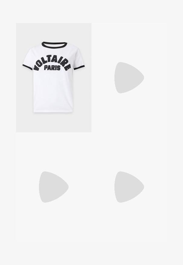 Hvid t-shirt med korte ærmer med sort kant på krave og ærmer, sort broderet tekst "VOLTAIRE PARIS" henover brystet.; Sorte skræddersyede bukser lavet af et glat stof, med et lige ben-design og to sidelommer. Elegant og minimalistisk konstruktion.; Sort spids tå slingback-sko med mesh-øverdel, tynde stropper, guldlås og lav buet hæl på hvid baggrund.; Sort skuldertaske i laklæder med sølv spænde og sølv kæderem, vist mod en ensartet lys baggrund.