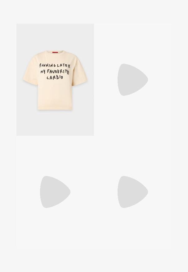 Beige T-shirt med korte ærmer med håndskrevet sort tekst på forsiden, der lyder: "Running late is my favourite cardio".; Lyst blå denim shorts med en elastisk marineblå talje. Har en snøre med sølvmetal spidser og et afslappet pasform design.; Sort læder højhælet sko med spids tå og metal-sølv hætte. Har en glat finish og en slank hæl på 10 cm.; Blank lyserød crossbody-taske med guldkæde og fede guld "LOVE MOSCHINO" bogstaver på fronten.