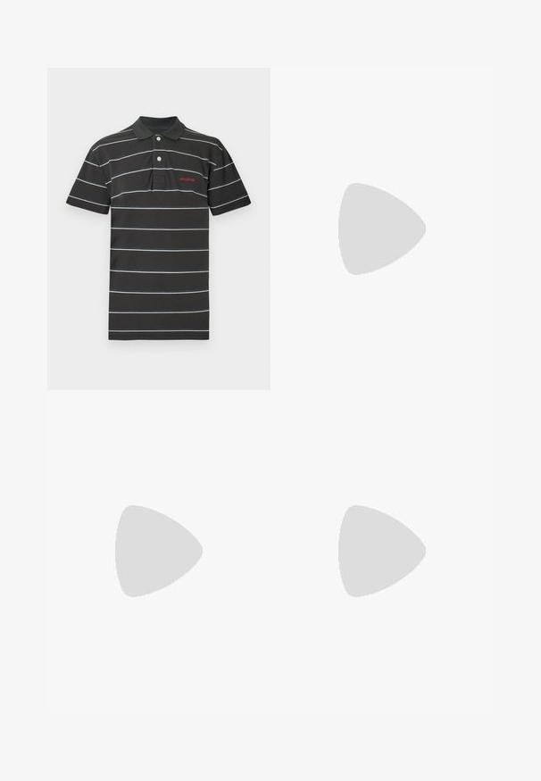 Schwarzes Poloshirt mit weißen und blauen horizontalen Streifen, klassischem Kragen, zwei Knöpfen und einem roten Logo auf der Brust. Material aus Baumwollmischung.; Hellblaues Denim-Shorts mit lockerer Passform, ausgestattet mit zwei Fronttaschen, einem Reißverschluss und sichtbaren Nähten.; Braune Wildleder-Sneaker für die Freizeit mit niedrigem Profil, flacher beige Gummisohle und sechs Schnürlöchern. Abgerundete Zehenform und minimalistisches Design.; Graue durchsichtige Sonnenbrille mit grünen Gläsern, runder Form und schlanken Bügeln mit gravierten Markendetails.