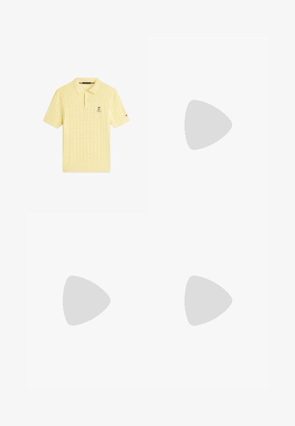 Bleg gul, kortærmet strikket polo med kabelmønster, to knapper, krave og lille broderet logo på bryst og ærme.; Grønne badet i mønster med elastisk talje og knaplukning. Har et geometrisk design og en stribet kant med lyse accenter.; Beige ruskind lavtop-sneaker med tyk gummsål, snørebånd foran og diskret branding på siden på en ensartet lys grå baggrund.; Guld kædearmbånd med fem dekorative rektangulære led med små indbyggede krystaller og lukning med hummerlås.