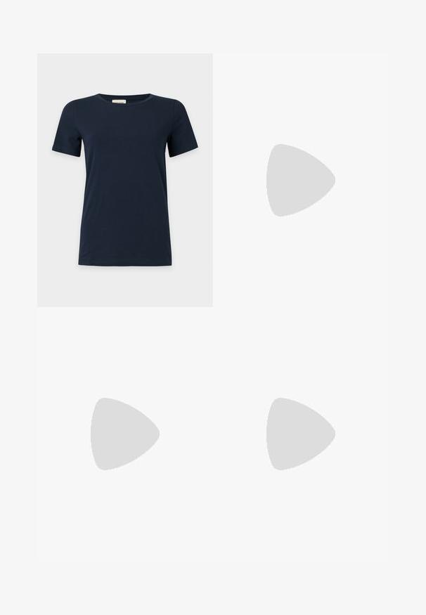 T-shirt bleu marine uni à manches courtes avec un col rond sur fond gris clair.; Pantalon taille haute à jambes larges en tissu rose doux avec bouton devant et fermeture éclair dissimulée.; Ballerines en cuir verni bordeaux de type Mary Jane avec un bout pointu, un talon plat et une sangle décorative avec une boucle circulaire.; Sac à épaule en cuir rouge avec garniture noire, une poche avant et une sangle réglable sur un fond blanc uni.