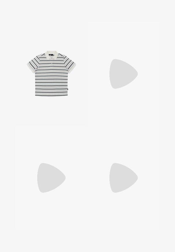 Korte mouw polo met crèmekleurige kraag en horizontale strepen in zwart, beige en lichtblauw op een witte achtergrond.; Wijduitlopende jeans van middelblauwe denim. Voorzien van een knoop- en ritssluiting, vijf zakken en subtiele vervaging op de stof.; Lage sneaker met een crème textielen bovenwerk en tan suède accenten. Heeft een bruine sterrenlogo en een gestructureerde rubberen zool voor grip.; Bruine leren schoudertas met een gebogen vorm, ritssluiting en een afneembare schouderband. Kenmerkt zich door gouden hardware-accenten en zichtbare stiksels.