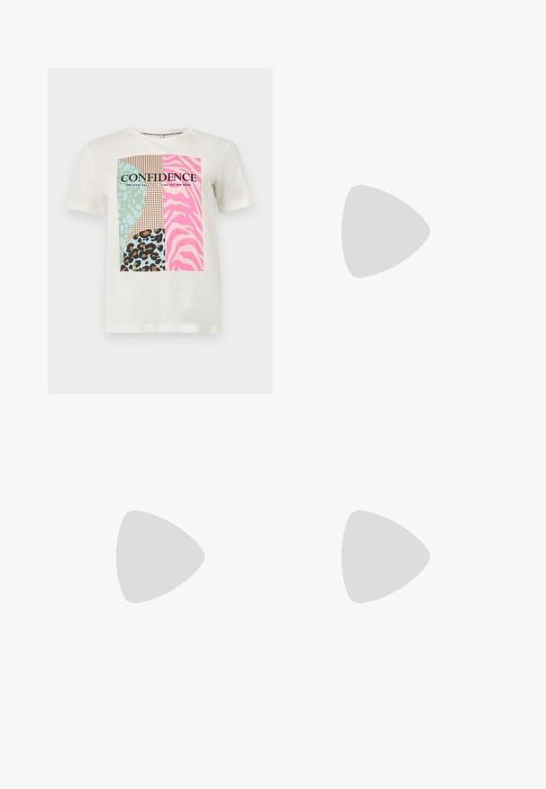 Weißes T-Shirt mit kurzen Ärmeln, einem bunten Tiermuster-Aufnäher und dem Wort „ZUFRIEDENHEIT“ über dem Satz „DAS SCHÖNSTE, WAS DU TRAGEN KANNST.“; Weite, dunkelblaue Jeans aus Denim mit einem Reißverschluss, Knopfverschluss und zwei Fronttaschen mit kontrastierendem Nähen.; Schwarzer Slingback-Hochschuh aus Lackleder mit spitzer Zehenpartie und drei dekorativen Schnallenriemen oben.; Dunkelroter Lederhandtasche in halbmondförmiger Form mit Reißverschluss und abnehmbarem Tragegurt. Glatte Textur mit dezentem Glanz.