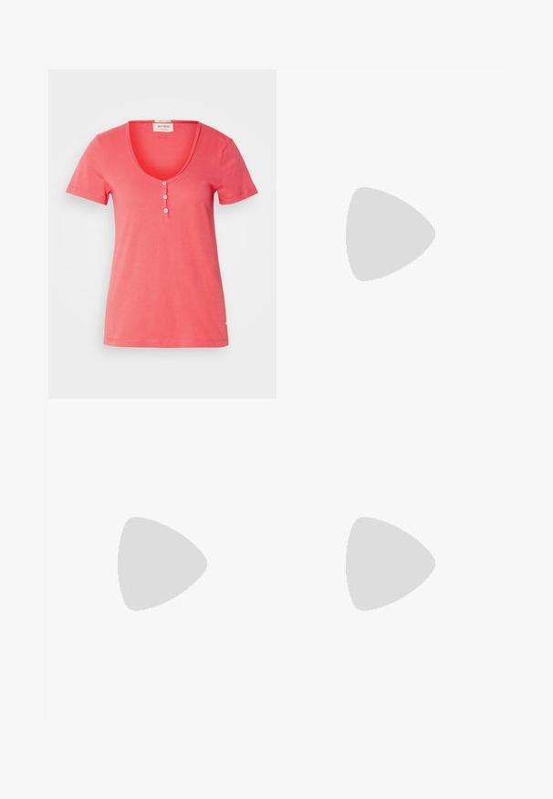 Koralpink t-shirt med rund hals, korte ærmer og tre-knaps lukning. Fremstillet af blødt, let stof.; Høj talje, brede ben sorte jeans lavet af denim, med knaplukning, bæltestropper og to baglommer med syninger.; Sort læder cowboy støvle med spidse tå, høj hæl og dekorativ syning i lynmønster langs skaftet.; Sort lædertaske med lange håndtag og en frontrem med en lille gylden spænde, sat mod en ensfarvet baggrund.