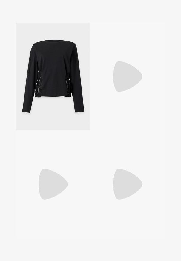 Zwarte top met lange mouwen, ronde hals en veterdetails aan beide zijden met kanten inzetstukken.; Grijze denimjeans met rechte pijpen, voorzien van knopen aan de voorkant, rits en vijfzakken, afgebeeld tegen een witte achtergrond.; Zwarte leren mary jane flats met twee verstelbare straps, een ronde neus en een gestructureerde rubberen zool voor extra grip.; Bruine leren schoudertas met een gebogen vorm, voorzien van een opvallende gespdetail, contrasterende stiksels en een enkele schouderband.