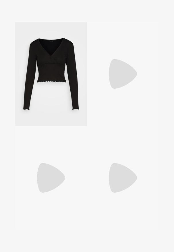 Monki Top s dlhým rukávom - black; Vero Moda Wide leg VMLUNADESI Mid waist - Nohavice - black; Čierna kožená členková topánka s špicatou špičkou, elegantným siluetou a masívnym štvorecovým podpätkom. Hladký povrch s minimálnymi švovými detailmi.; Čierna kabelka s krokodíľou textúrou, obdĺžnikového tvaru, horným chlopňou a jednou krátkou rukoväťou.