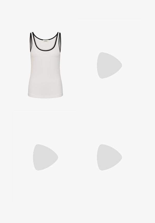 Hvid ærmeløs tanktop med sort kant ved hals og ærmegab, med et lille mærke med mærkenavnet på bagsiden.; Sorte skinny jeans med en glat stofstruktur, der har en frontknaplukning, fem lommer og et tætsiddende design.; Tanfarvede ruskindssneakers med rundet tå, udstyret med brede stropper, metalliske accenter og en gennemsigtig gummisål. Sidebesætning med leopardmønster.; Sølv metal øreringe med to sammenflettede cirkler, en større og en mindre, med børstet finish og push-back låse.