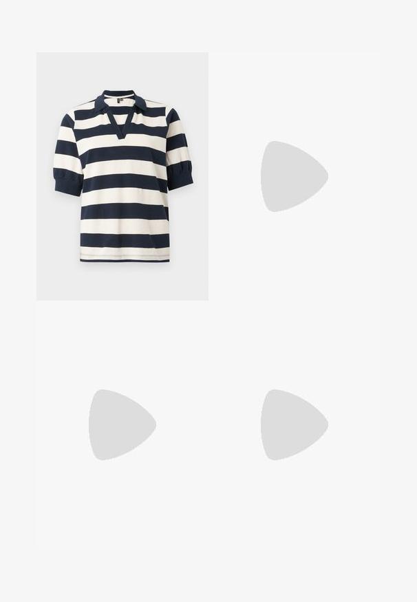 Polo en coton à rayures avec des rayures horizontalement blanches et marines, manches courtes bouffantes, décolleté en V et col à côtes.; Jean large bleu foncé en denim, doté d'une fermeture à bouton à l'avant et d'une taille à cordon, avec des détails de couture contrastants.; Ballerines en cuir verni noir avec un bout rond, un design à lacets et une semelle plate. Texture lisse avec peu de détails.; Petit sac à main noir brillant avec deux longues anses et des détails à cordon sur les côtés sur un fond clair uni.