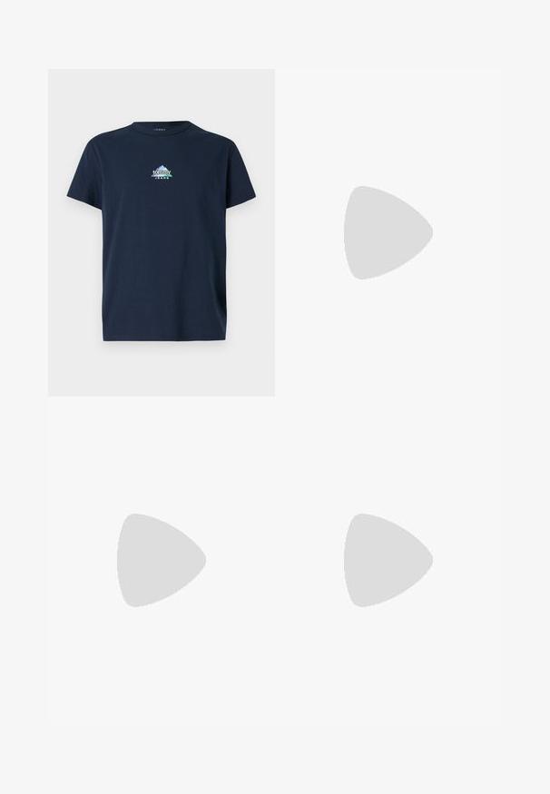 Mørkeblå bomulds T-shirt med korte ærmer og rund halsudskæring, med et hvidt og grønt bjerglogo og teksten "tommy JEANS" på brystet.; Mørkeblå denimbukser med en afslappet pasform, der har knap- og lynlåslukning, to forlommer og stikninger som pynt.; Hvid sneaker lavet af glat læder, rund tå, minimalistisk design, grå hælafsats og tekstureret gummisål.; Blå crossover taske med justerbar skulderrem, forlommer med lynlås og fremtrædende hvid brandtekst. Lavet af glat materiale med rektangulær form.