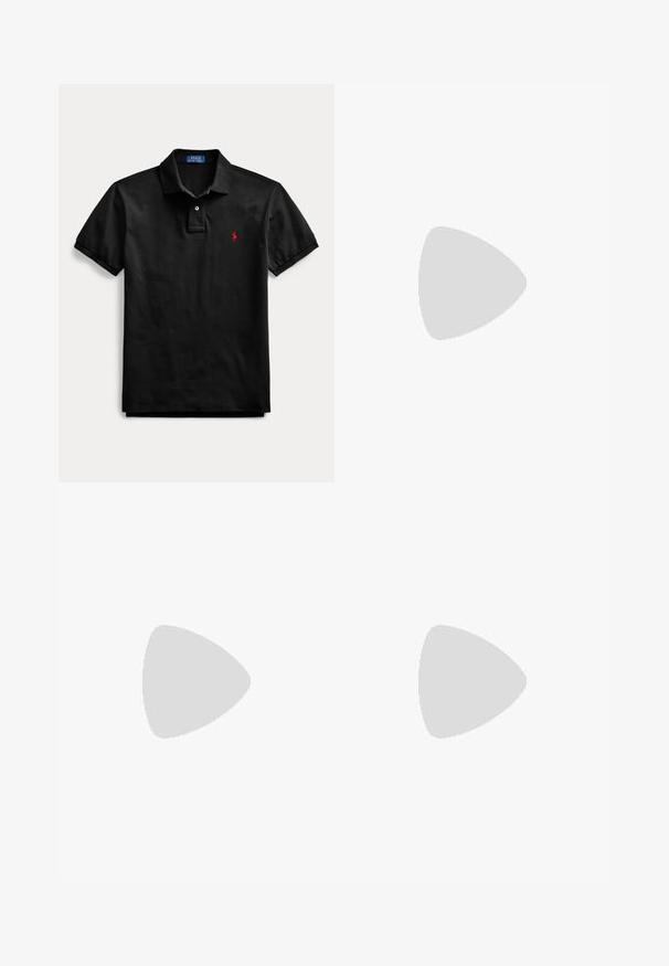 Čierne polo tričko s krátkym rukávom, golierom, dvojgombíkovou légou a malým červeným vyšívaným logom na ľavej strane hrudníka.; Biele bavlnené chinos nohavice s plochým predným dielom, pútkami na opasok, bočnými vreckami a hladkou textúrou, s modrým vnútorným pásom.; Čierny nízky teniska s logom Polo v zlatej farbe na boku, bielym podporným pásikom s textom Polo a "RL" v bielej farbe na čiernej podrážke.; Čierne obdĺžnikové slnečné okuliare s tmavými sklami a matným povrchom. Obsahujú vyrazené logo "POLO" na ramenách a pevnú konštrukciu.