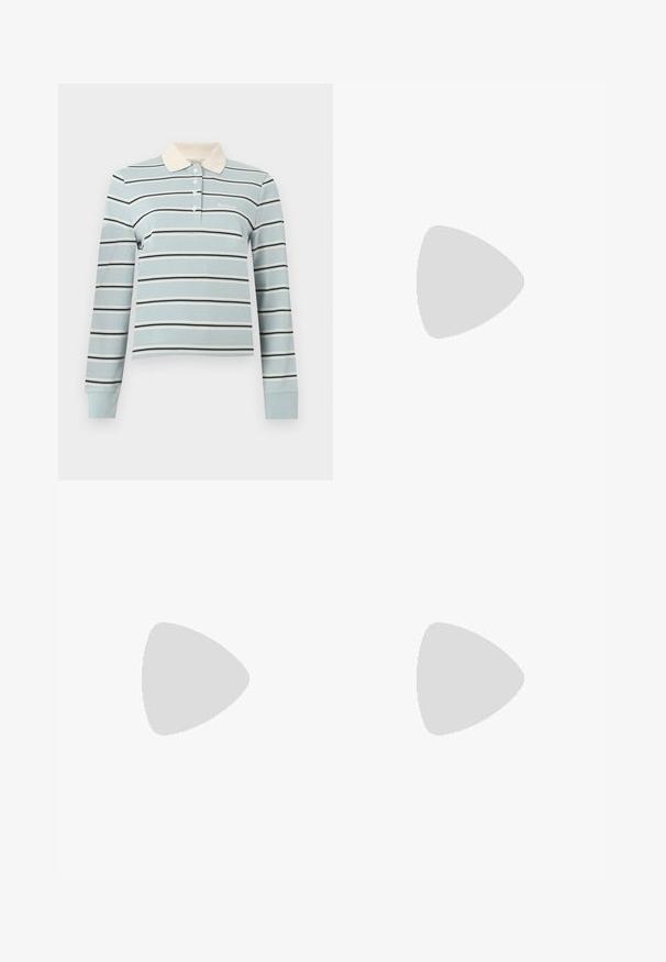 Lichtblauw poloshirt met lange mouwen met witte en marineblauwe strepen, crème kraag, knoopsluiting en klein "Barbour"-logo op de borst.; Witte jeans met rechte pijpen, voorzakken, riemlussen, knoopsluiting en zichtbare stiksels tegen een effen achtergrond.; Witte sportschoenen met een gladde synthetische lederen bovenkant, geperforeerde accenten, gewatteerde kraag en rubberen zool met goede grip. Zilveren logo detail.; Zilverkleurige metalen creolen oorbellen met een glad, licht gebogen oppervlak en sluitingen met haaksluiting op een effen witte achtergrond.