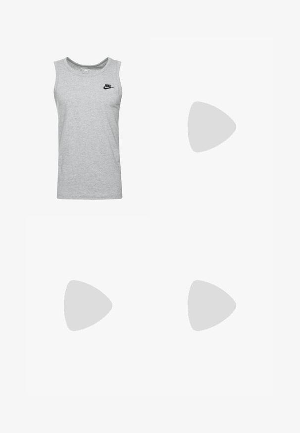 Grijze katoenen tanktop met een ronde halslijn, met een klein zwart Nike-logo op de linkerborst. Soepele textuur, mouwloos ontwerp.; Witte en blauwe slangenprint shorts met een gladde textuur, knoopsluiting en een slim fit ontwerp. Het patroon heeft langwerpige, ovale vormen.; Witte sportschoenen met een gestructureerd bovenwerk, een zilveren swoosh-logo, meshpanelen en een opvallende gesegmenteerde witte zool.; Zilveren ketting met in elkaar grijpende schakels, een gladde textuur en een uniforme rechthoekige vorm. Veilige sluiting.