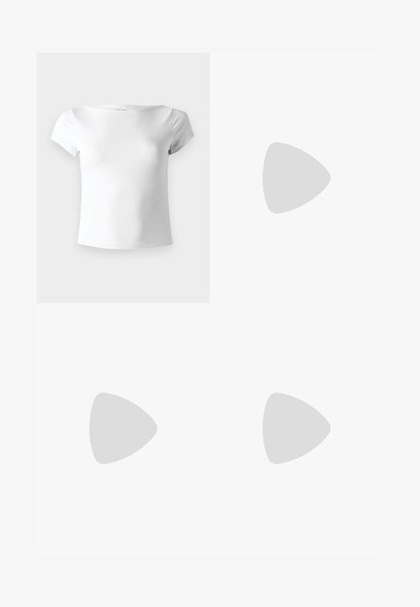 T-shirt blanc uni, cintré, à manches courtes, avec un large décolleté, présenté sur un fond gris clair.; Mini-jupe bleu marine avec grandes poches avant et ceinture en tissu nouée à la taille, en coton texturé.; Chaussure plate en cuir noir avec un nez pointu, des détails froncés autour de l'ouverture et un accent en boucle argentée sur la bride ajustable.; Petit sac à main noir brillant avec deux longues anses et des détails à cordon sur les côtés sur un fond clair uni.