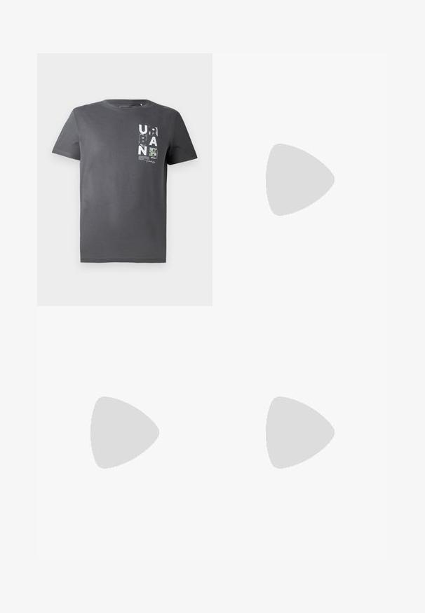 TOM TAILOR DENIM T-shirts print - ash grey; Sorte Wrangler jeans med lige ben, forreste knap, lynlås, bæltestropper og design med fem lommer på hvid baggrund.; Hvid lædersneaker med flad sål, der har en lille logo i rød, hvid og blå. Enkel design med rund tå og snørebånd foran.; Lys brun læder crossbody taske med justerbar rem og lynlås, vist mod en ensartet lys baggrund.
