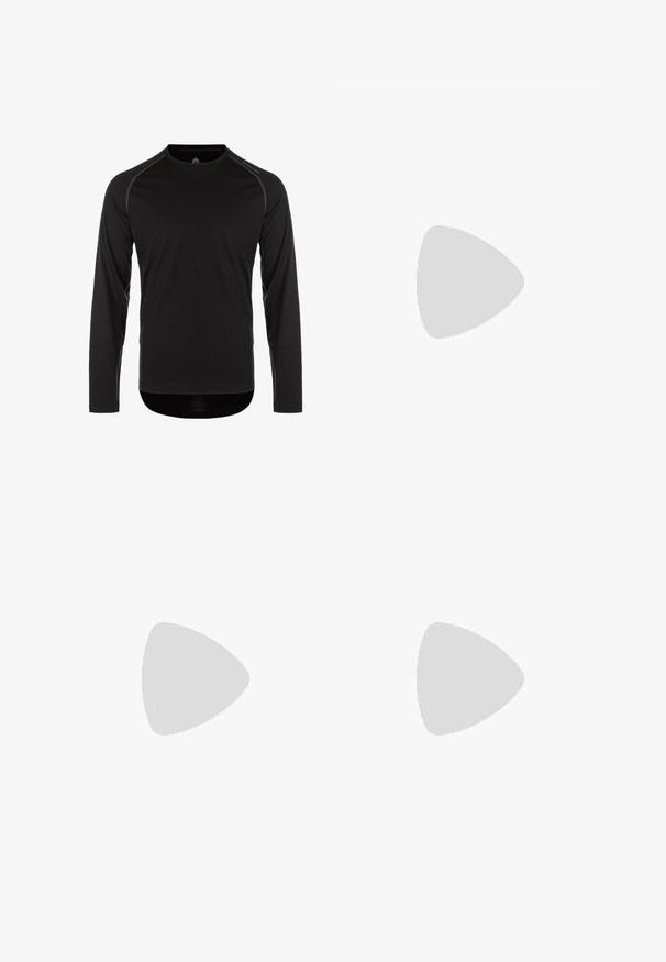 North Bend FUNKTIONS - Langærmet T-shirt - black; Rød vandtæt skijakke med hætte, der har sorte lynlåse og detaljer, flere lommer og et tekstureret stof til isolering.; Sort lavskåret sportssko med elastiske remme, tekstureret sål og tekst "The Science of Thrill" på siden.; Sorte handsker lavet af blødt, strækbart materiale med tekstureret greb på spidserne. Elastiske håndled med grå foring for ekstra varme.
