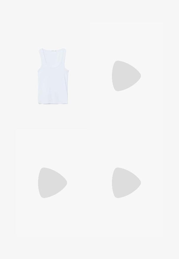 Débardeur blanc sans manches avec encolure dégagée, posé à plat sur un fond blanc.; Jean blanc en denim à taille haute et jambes larges, doté de cinq poches, passants pour ceinture, et fermeture par bouton et zip.; Tongs simples avec semelle intérieure beige, semelle extérieure marron cannelée, et brides tressées en tissu vert olive sur fond blanc.; Sac d'épaule en cuir marron foncé en forme de croissant avec une lanière courbée et des coutures visibles sur fond uni.