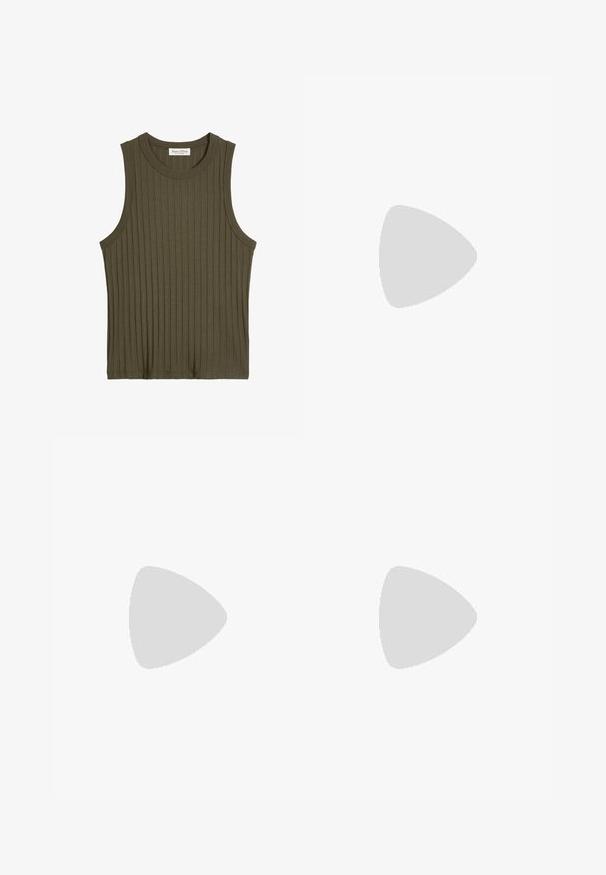 Mouwloze olijfgroene geribbelde gebreide tanktop met ronde halslijn en Marc O’Polo-label aan de binnenkant van de achterkraag.; Groene leren minirok met een gladde textuur en een getailleerde pasvorm. Heeft een naadloos ontwerp zonder zichtbare sluitingen of hardware.; Zwarte leren cowboylaarzen met spitse neuzen, decoratieve stiksels en schuine blokhakken gedragen door een persoon.; Bruine leren crossbodytas met verstelbare band, goudkleurige gesp in de vorm van een "C" en een bodem met een kenmerkend patroon.