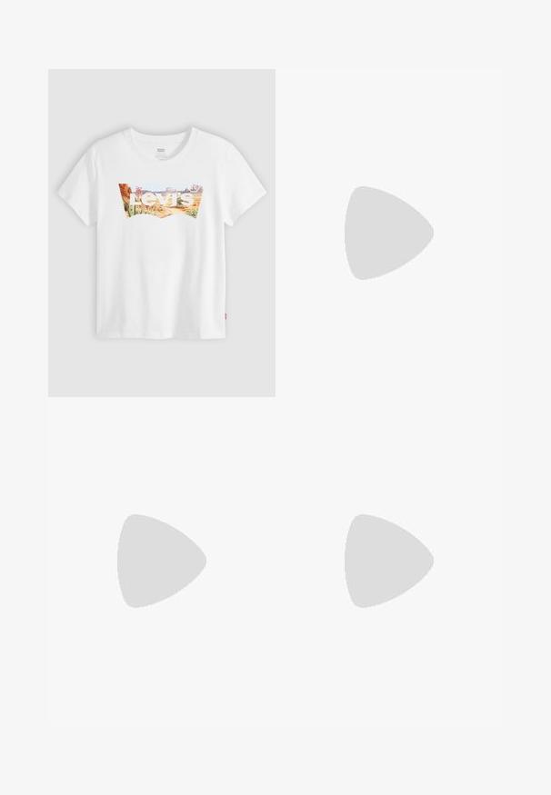 T-shirt blanc Levi's avec un paysage désertique et des plantes graphiques à l'intérieur du logo en forme d'aile de chauve-souris de la marque sur la poitrine.; Jean skinny en denim noir avec une taille haute, design à cinq poches, passants de ceinture et détails de couture subtils. Texture lisse, forme ajustée.; Baskets en toile blanches avec semelles en caoutchouc, dotées de six œillets, d'un bout rond et de détails de couture légers, portées avec des chaussettes blanches mi-mollet.; Sac à épaule en tissu noir avec une poignée torsadée, une sangle amovible et une fermeture zippée en haut. Texture lisse et design minimaliste.