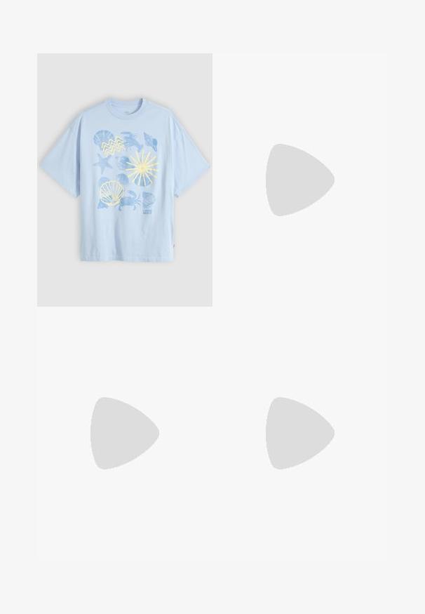 Hellblaues T-Shirt mit blauen und gelben grafischen Motiven von Muscheln, Seesternen, Krabben, Hummern und Sonne auf der Vorderseite sowie einem kleinen Levi's-Logo.; Hellblauer Jeansrock mit Schlitz vorne, Gürtelschlaufen und klassischem Fünf-Taschen-Design. Glatte Textur mit einem sauberen Finish.; Weißer High-Top-Canvas-Sneaker mit weißen Schnürsenkeln, metallischen Ösen, dicker Gummisohle und strukturierter Zehenkappe, nach links auf weißem Hintergrund ausgerichtet.; Hellblaue Jeans-Schultertasche mit Knoten-Detail am Griff und einem kleinen roten Levi's-Tag an der Seite.