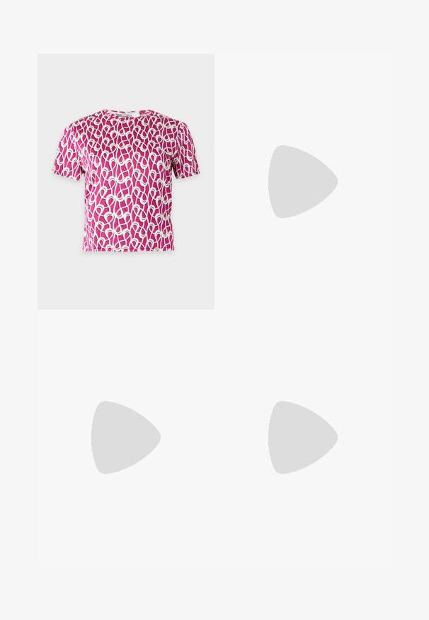 Kortærmet crop top med pink og hvidt abstrakt loop-mønster og rund halsudskæring på hvid baggrund.; Lilla wide-leg bukser lavet af blødt, strækbart stof. Har en høj talje og ingen synlig hardware eller mønstre.; Sort hæl-sandal med smal ankrem, firkantet tå-boks, glat lædermateriale og metalspænde som pynt.; Sort læderhåndledstaske med sølv lynlås og kort hank, prægede Emporio Armani Milano 1981-logo foran.