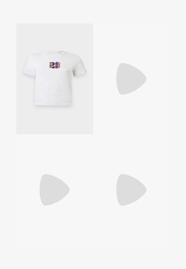 Camiseta blanca de manga corta con el número 23 en estilo bloque de colores centrado en el pecho.; Pantalones de chándal verde menta con cintura elástica, cordón y puños acanalados. Cuenta con un pequeño logo blanco de Nike en el muslo izquierdo.; Zapatillas Nike de malla azul claro con un acabado texturizado, swoosh negro y suela media crema, combinadas con pantalones de pierna ancha gris oscuro.; Bolsa de deporte negra con un acabado de tela suave. Presenta un prominente logo reflectante de Nike y asas cortas, con una correa de hombro ajustable.