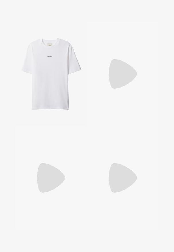 Camiseta blanca de algodón con cuello redondo y mangas cortas. Cuenta con un pequeño logo negro de "Calvin Klein" centrado en el pecho.; Pantalones de chándal negros con cintura elástica, cremalleras laterales y acentos azules en las costuras exteriores. Tejido suave con un diseño de pierna recta.; Zapatilla de cuero blanca con talón y lengüeta negras, diseño con cordones, marcado GANT en el lateral y la lengüeta, exhibida en un ambiente interior moderno.; Gafas de sol negras con lentes rectangulares, acabado mate, montura gruesa y brazos delgados con un discreto detalle de marca.