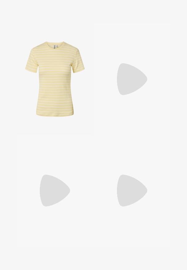 Geel-wit gestreept, geribd T-shirt met korte mouwen, ronde hals en een getailleerd silhouet.; Beige wijde broek met een elastische tailleband en trekkoord, voorzien van verticale witte strepen en een soepele stofstructuur.; Voeten in beige Birkenstock-sandalen met gouden gespen, gecombineerd met donkerblauwe denimspijkerbroeken die bij de boorden opgerold zijn, staande op een houten vloer.; Rechthoekige zwarte leren handtas met een enkele lange schouderband en een glanzende afwerking, weergegeven tegen een effen witte achtergrond.