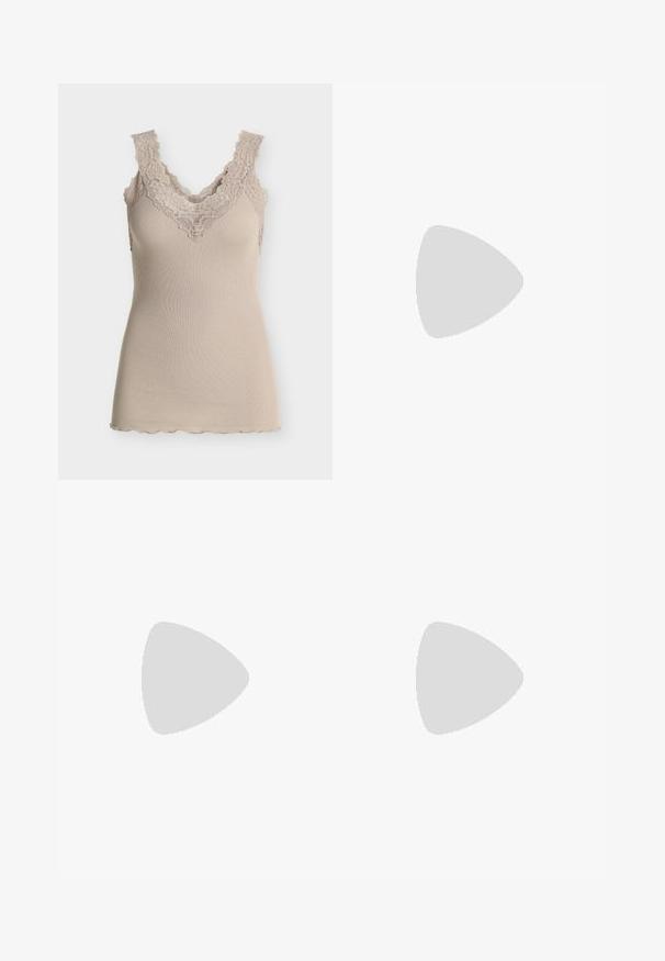 Débardeur beige côtelé avec larges bretelles en dentelle et bordure en dentelle le long du décolleté en V et des bretelles, sur un fond uni.; CLOSED JONTA - Jean boyfriend - mid grey; Sandale noire à talon haut avec fine bride à la cheville, bride médiane décorée de maillons de chaîne argentés, et design à bout ouvert.; Sac bandoulière en cuir noir avec détails en chaîne dorée, sangle réglable, fermeture éclair et logo Michael Kors sur le devant.