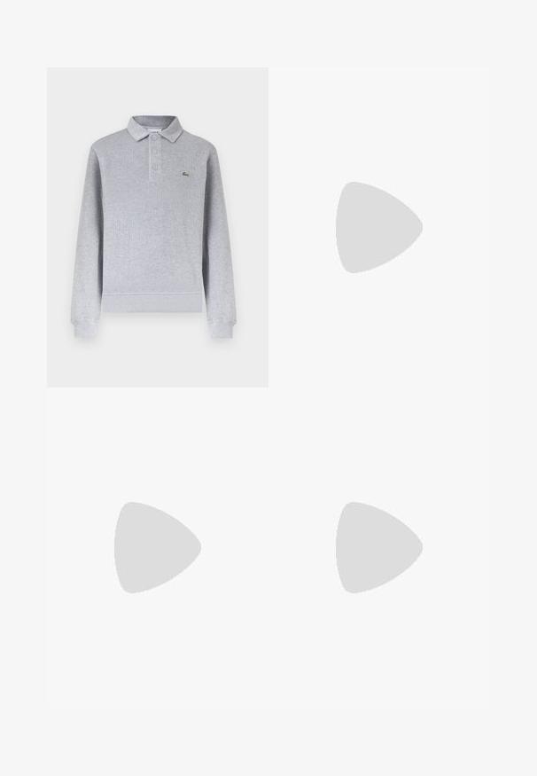 Camiseta polo de manga larga color gris claro con puños acanalados, tres botones en el cuello y un pequeño logo de un cocodrilo verde en el pecho izquierdo.; Camisa de rayas de color claro con mangas largas, cuello abotonado y un pequeño logo verde en el bolsillo del pecho izquierdo. Material de algodón.; Pantalones anchos negros con cintura abotonada y dobladillos con puños, exhibidos sobre un fondo blanco liso.; Mocasines de cuero negro con un acabado brillante, punta redonda y herrajes decorativos en la parte delantera. Suela de goma de bajo perfil. Textura suave.